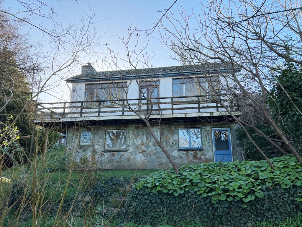 Lot: 73 - DETACHED RESIDENCE ON GOOD SIZED PLOT WITH POTENTIAL -